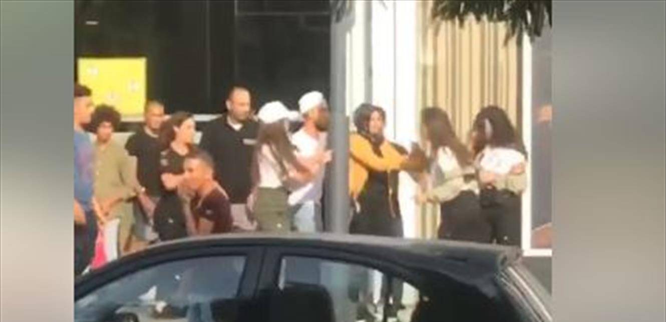 هلع أمام "Le mall" صيدا.. تضارب ورفس بين نسوة (فيديو)