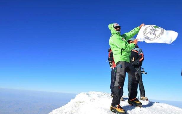 نضال صلح رفع علمي لبنان

والجيش على قمّة جبل أرارات