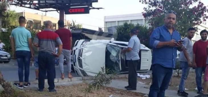 اصابة عائلة من 4 اشخاص بحادث انقلاب سيارة في مدينة صيدا