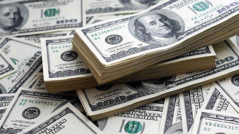 الدولار يتمسك بمكاسبه لكن المتعاملين ما زالوا قلقين بشأن مخاطر النمو العالمي