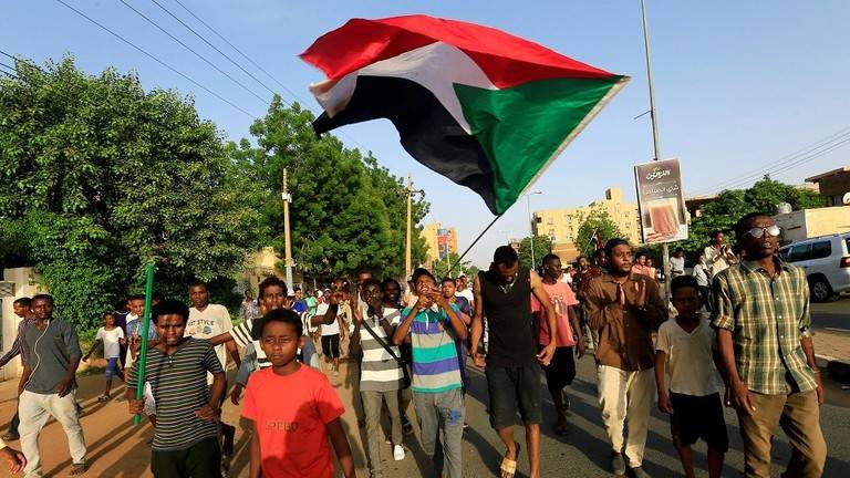 السلطات السودانية تغلق الطرق الرئيسية المؤدية للقيادة العامة والقصر الرئاسي وسط الخرطوم