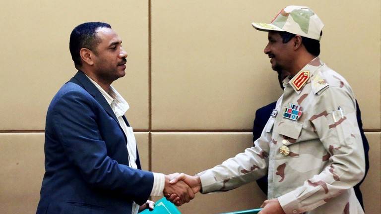 السودان.. أستاذة جامعية تعتذر عن شغل منصبها في المجلس السيادي