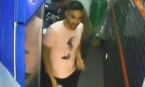 بالفيديو: دخل ليصرف 100 الف في دوحة عرمون... فسرق حقيبة فيها مليونين ليرة