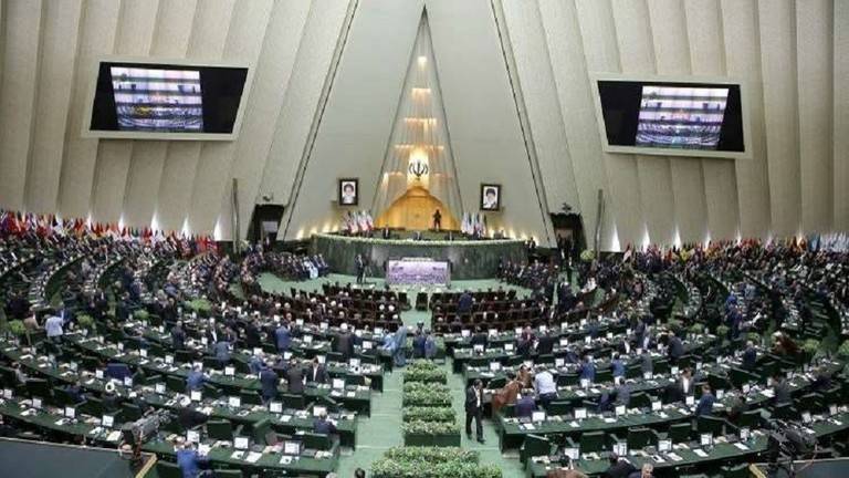 نواب إيرانيون يفتحون دفاتر قديمة ويشنون حربا على واشنطن بـ10 مشاريع قوانين مدوية