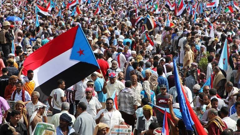 أعلام الدولة اليمنية الجنوبية ترفرف في عدن