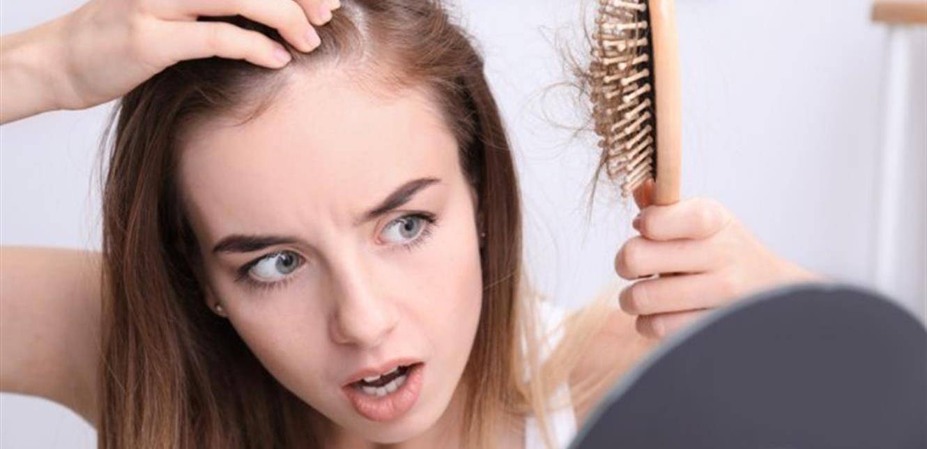 بالخطوات.. هكذا تتخلّصين من مشكلة تساقط الشّعر!