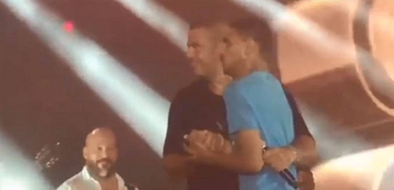​ عمرو دياب بموقف إنساني لافت خلال إحدى حفلاته! (فيديو)