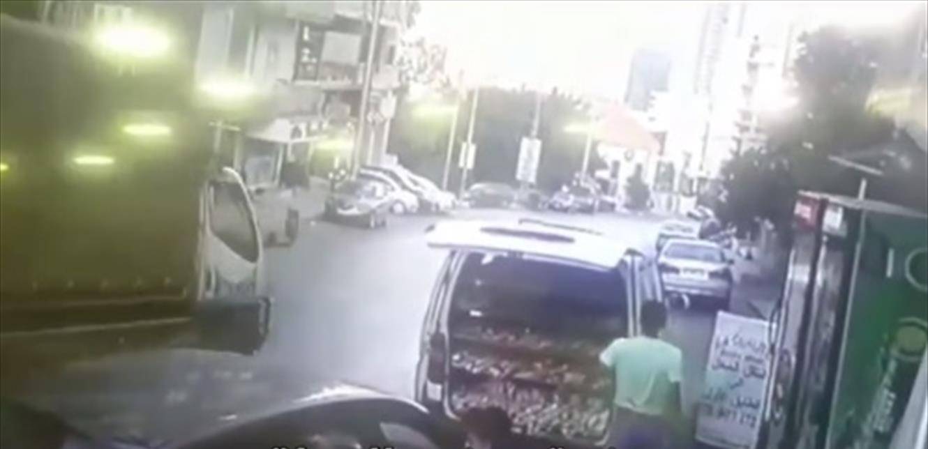 في انطلياس...لص يسرق سيّارة لتوزيع المعجّنات "بدم بارد" بينما كان صاحبها يسلم بضاعة للمتجر! (فيديو)