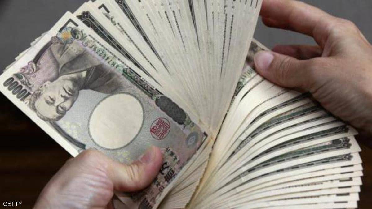 تراجع الين والفرنك السويسري توقعا لإجراءات تحفيز عالمية