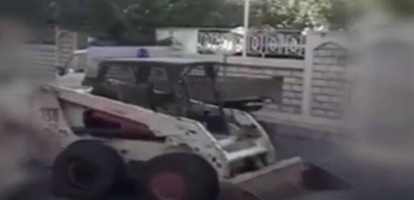 بعد الـ"FERRARI": طفلٌ يقود آلية "BOBCAT".. وقوى الأمن تتدخّل! (فيديو)