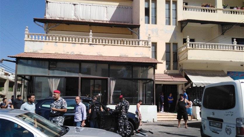 في كفررمان... حادث سير بين سيارتين يؤدي الى صدم امرأة (صور)
