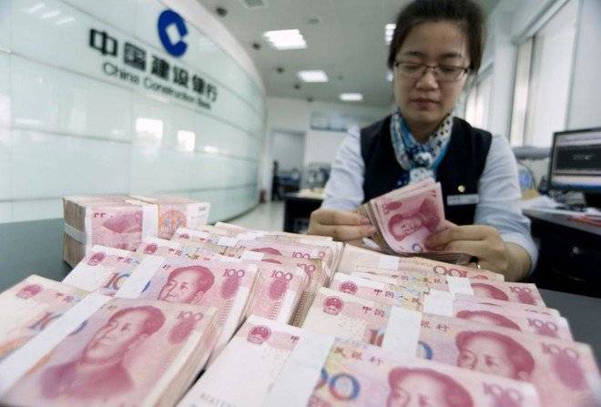 اليوان عند أدنى مستوى في 11 عاما.. وإقبال المستثمرين على الملاذات الآمنة