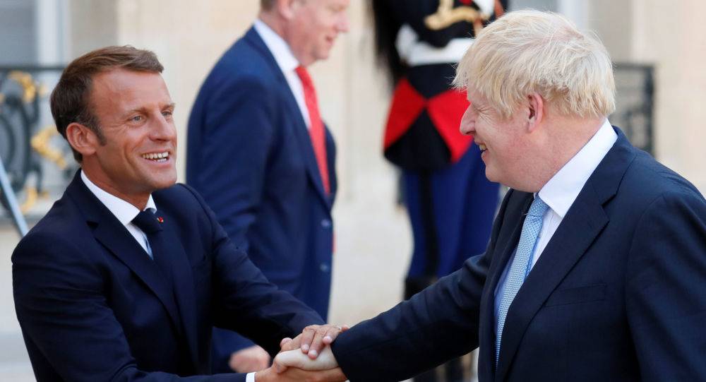 بالصور... بوريس جونسون يضع قدمه على طاولة أمام ماكرون في قصر الإليزيه