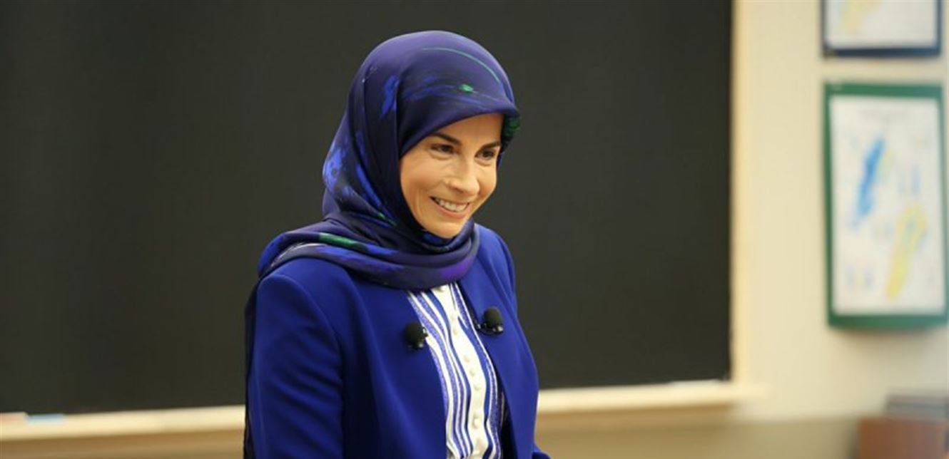 عناية عز الدين.. سفيرة