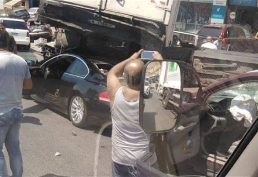 بالصور: 4 جرحى بحادث شاحنات مروّع على اوتوستراد المتن