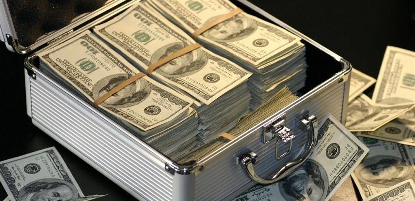 بيع دولارات بأقلّ من سعرها على أنّها صحيحة.. هذه التفاصيل