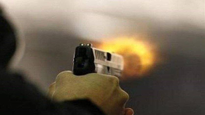 فيديو يظهر فيه شخص وهو يطلق النار على أحدهم ومن ثم في الهواء..ما القصة؟