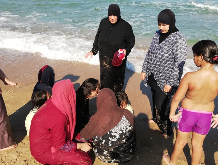 انقاذ عائلة سورية من الغرق كانوا يسبحون في المسبح الشعبي بصيدا