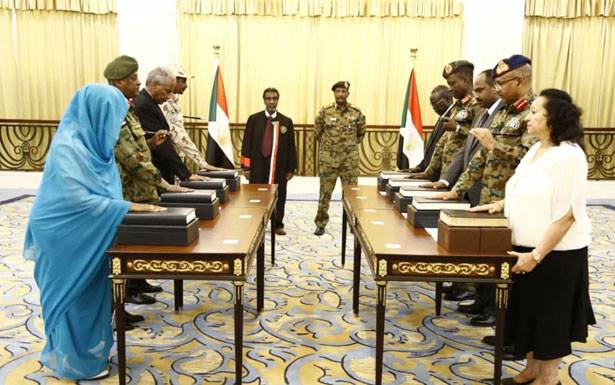 البرهان رئىسا للمجلس السيادي السوداني محاولة فاشلة لتهريب البشير