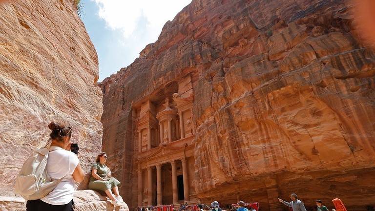 مسلحون مجهولون يطلقون النار على حافلة سياحية في البتراء بالأردن