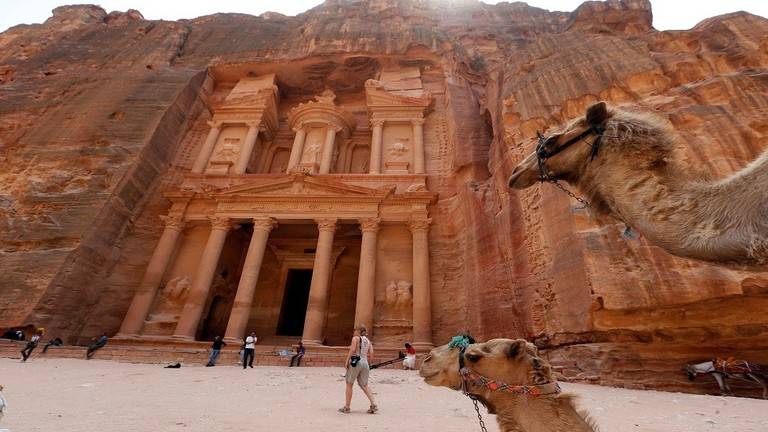 السلطات الأردنية تعلن اعتقال مطلق النار على حافلة البتراء وأن الحادث فردي