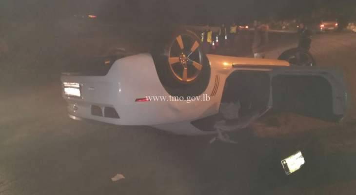 جريحان نتيجة حادث تصادم بين سيارتين على طريق عام عجلتون