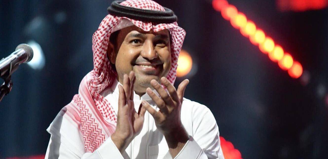 معجب يقتحم حفل الفنان راشد الماجد ويقبّل يده ورأسه! (فيديو)