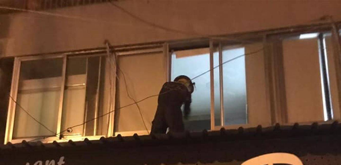 فتاة علقت داخل منزلها في المصيطبة.. هكذا تمّ إنقاذها! (صور)
