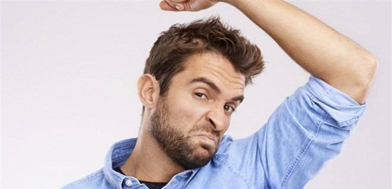 تعانون من العرق ورائحته... اليكم أفضل الطرق للتخلص منه!