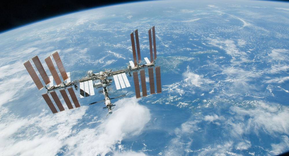 أول جريمة في الفضاء... رائدة فضاء تتسلل إلى حساب زوجتها البنكي من المحطة الدولية