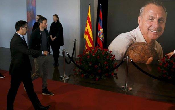 برشلونة يكرم كرويف بتمثال وملعب