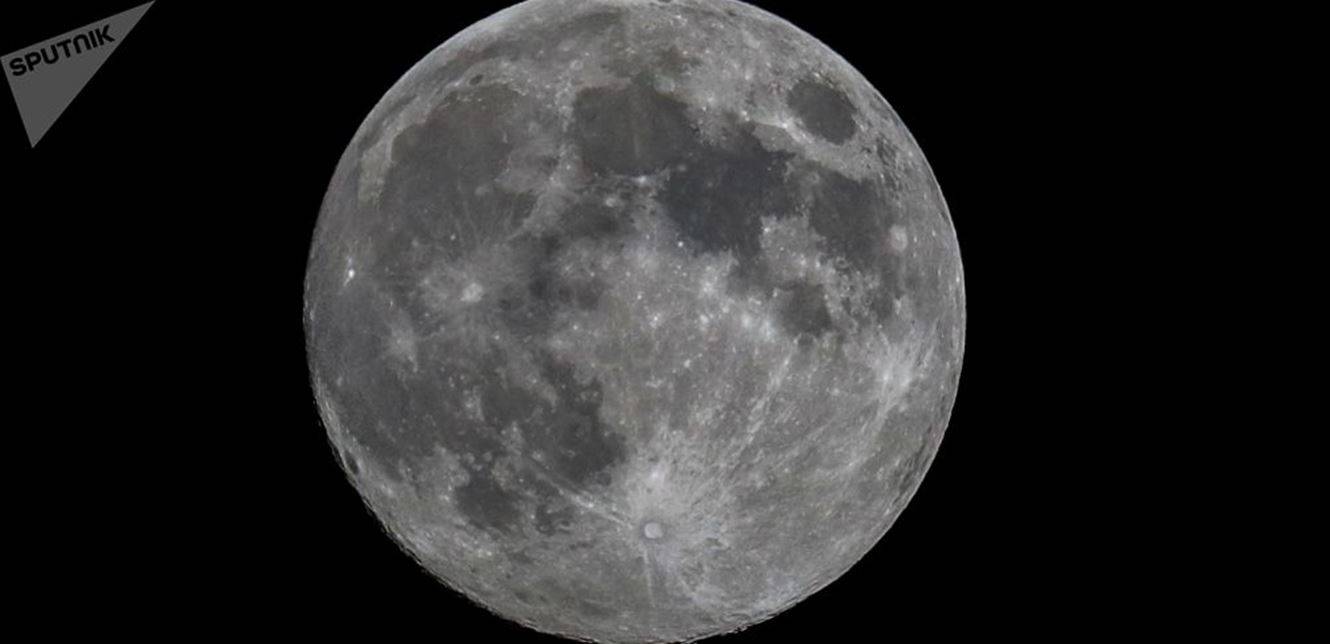 روسكوسموس تجهز رواد الفضاء للتحليق إلى القمر