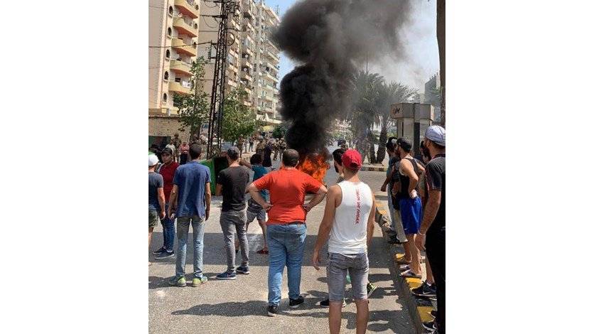 احراق اطارات وسط الطريق المؤدية الى عكار اعتراضا على توقيف محتجين (صورة)