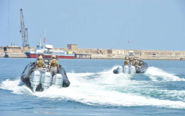 ... واحتفال رمــــزي ومـُــنــــاورة بحريــــة
