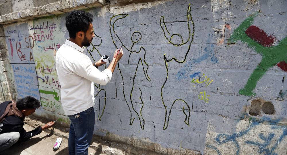 شاعر يتغزل بإعلامية وردها يحدث بلبلة غير متوقعة