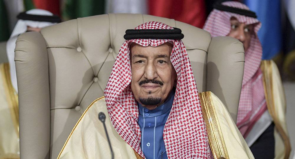 صورة نادرة للعاهل السعودي شابا بجانب ملكين