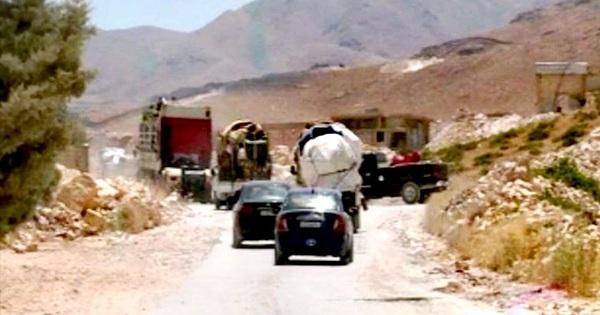مغادرة نازحين سوريين عبر عرسال والقاع