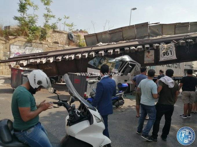 سقوط جسر حديدي على شاحنة محلة شارع مار مخايل الجميزة