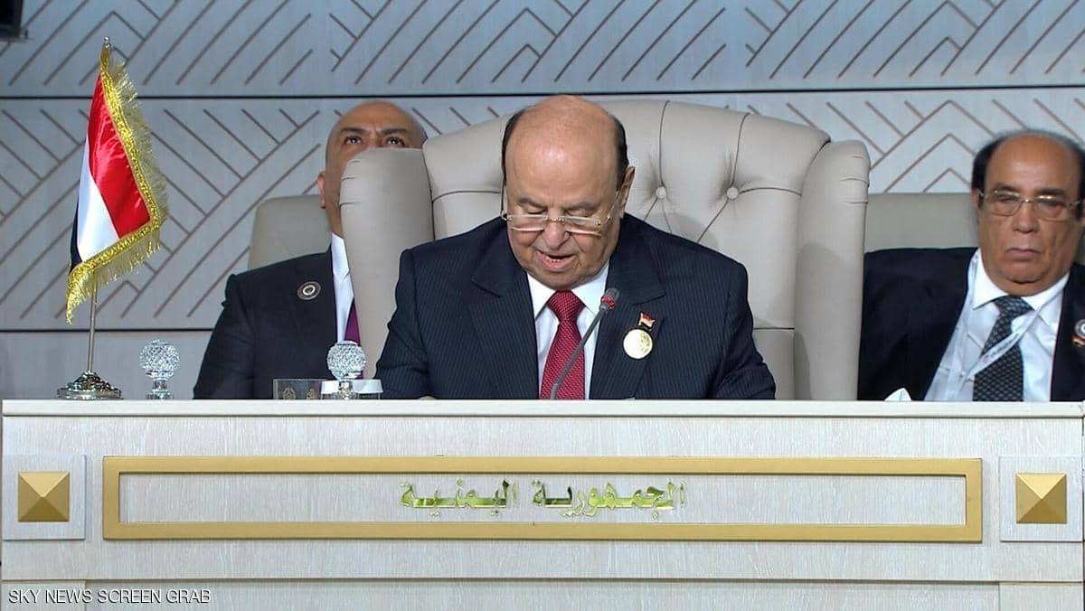 هادي في حضن الإصلاح.. كيف أضعف الرئيس اليمني شرعيته؟