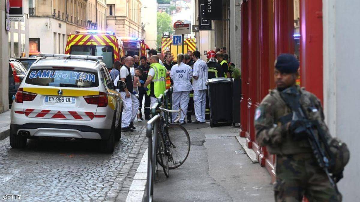 قتيل وجرحى بحادث طعن قرب ليون.. وفيديو للقبض على منفذ الهجوم