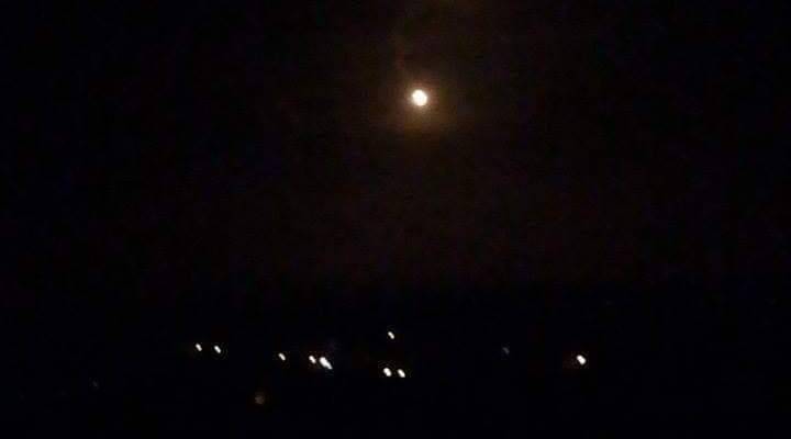قنابل مضيئة ورشقات رشاشة عشوائية .. ماذا جرى على الحدود الجنوبية؟
