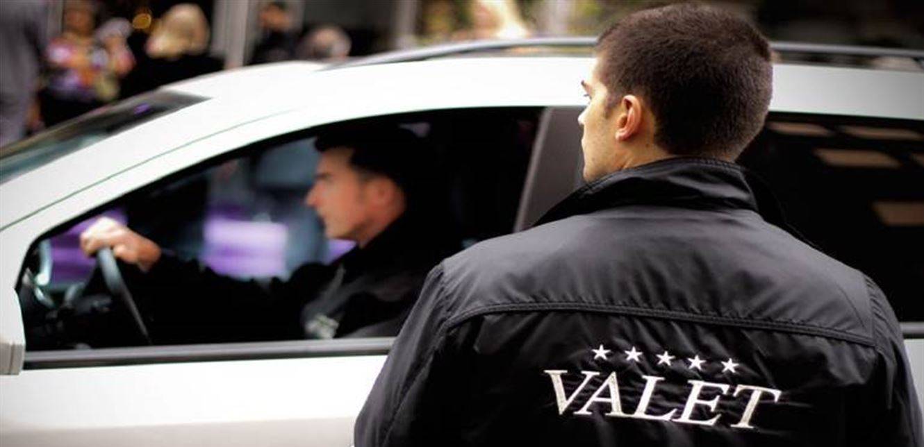 إعلامي يقع ضحية الـvalet parking.. ما حصل معه خطير فاحذروا!