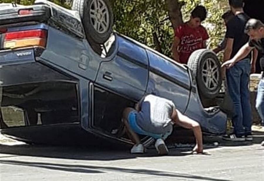 بالصورة: العناية الإلهية تنقذ أم وأطفالها على طريق عيحا