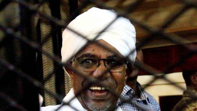 مصادر تكشف ما جرى في محاكمة البشير: القاضي وبخه وزوجتاه تغيبتا