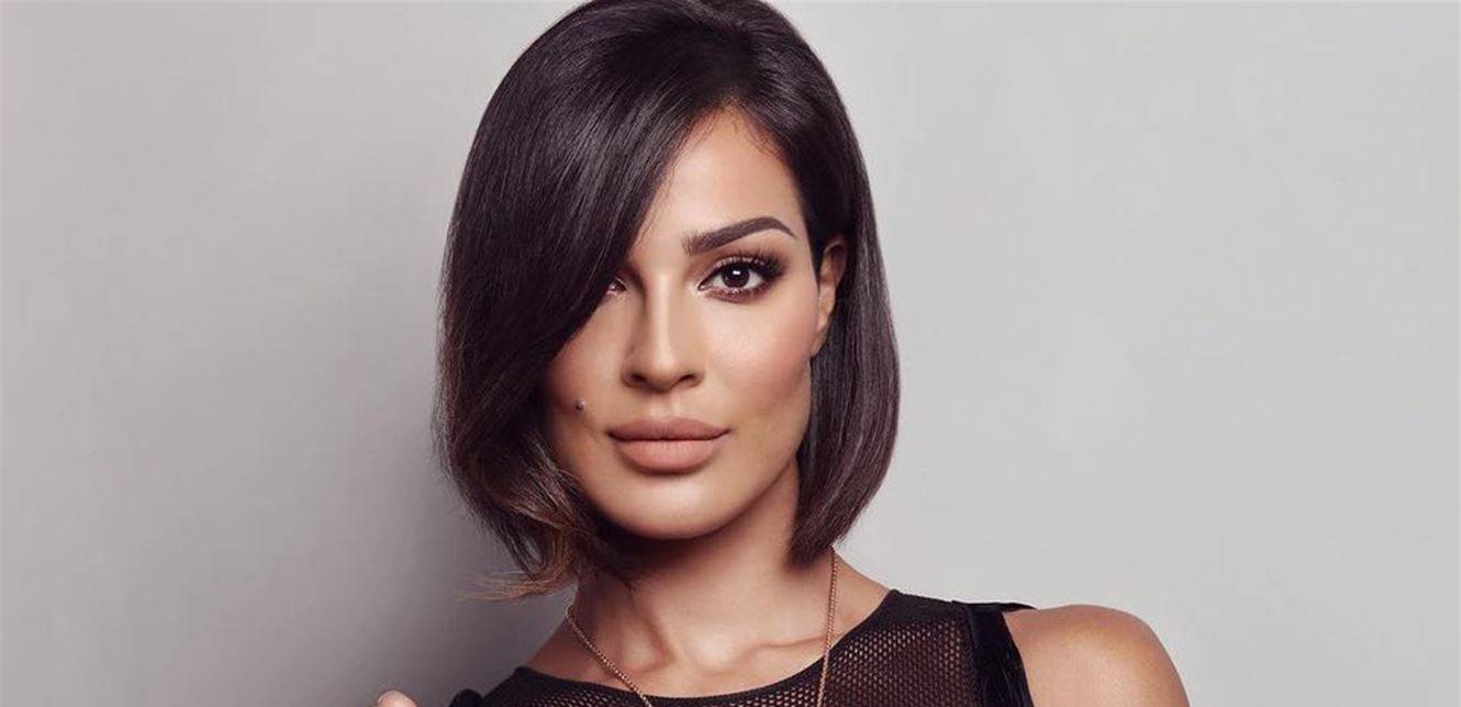نادين نسيب نجيم تخطف الأنظار بالأزرق.. بدت كالأميرات في زفاف صديقتها