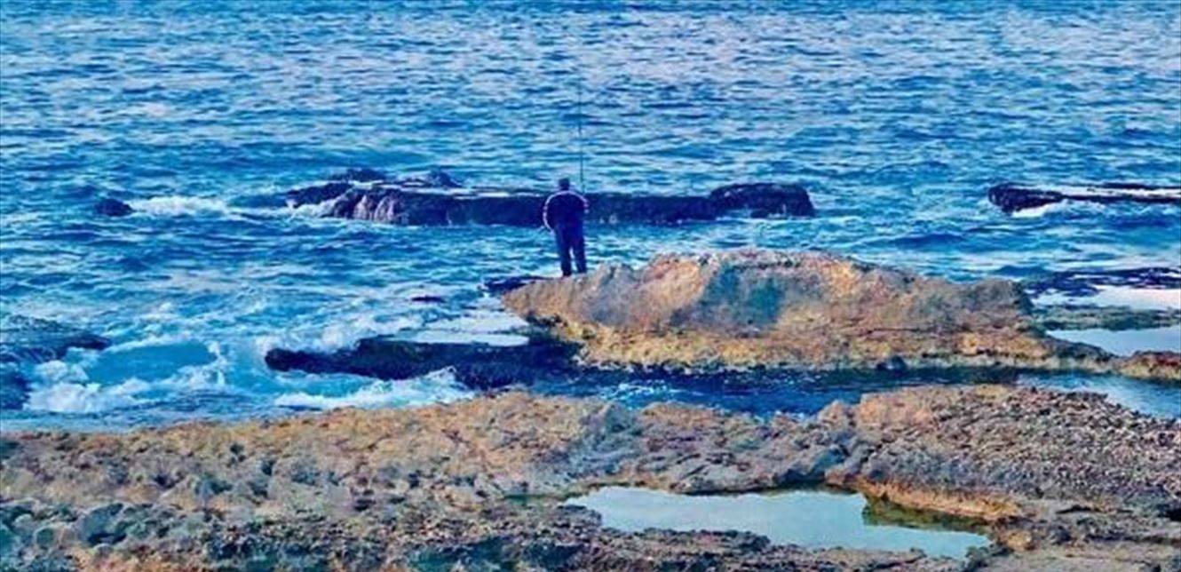 صورة صادمة من عين مريسة.. بماذا يحدّق الطفل؟ (صورة)