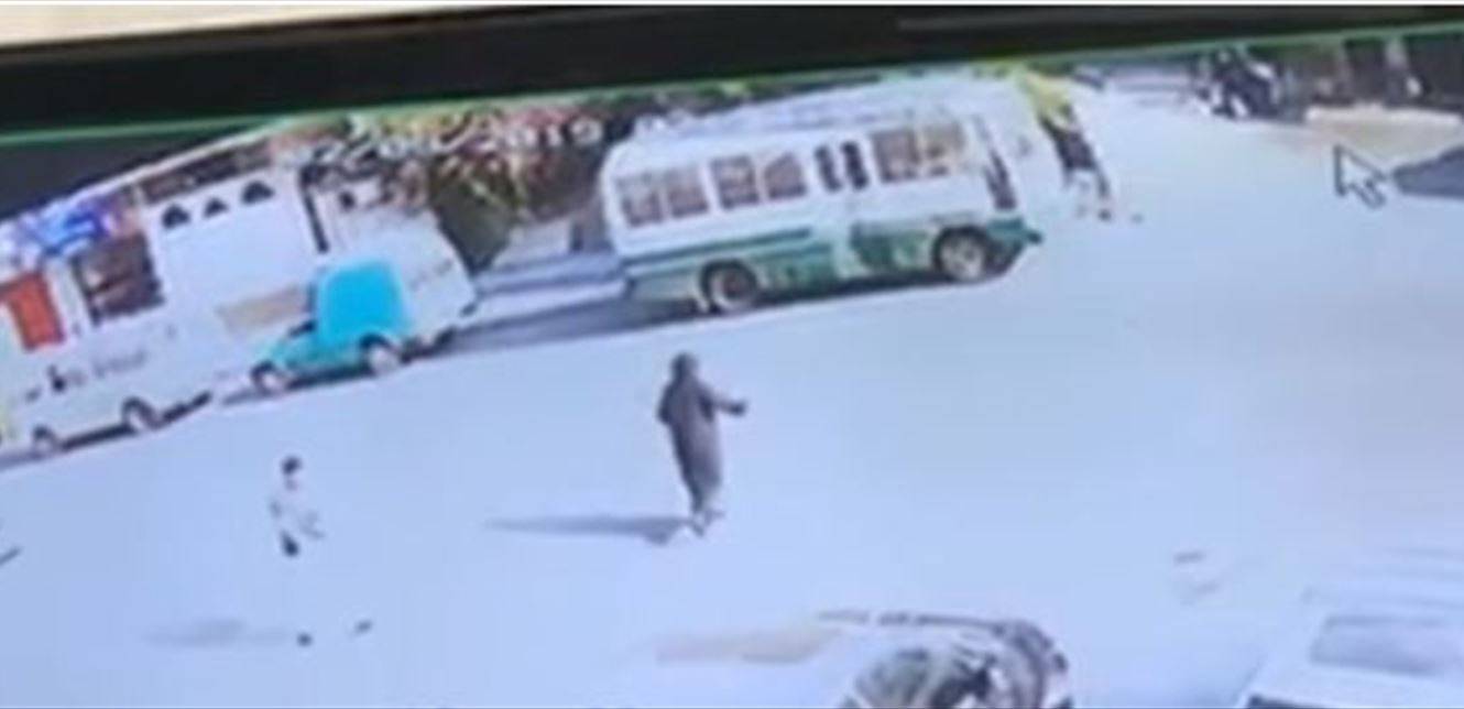 حادث صدم مروّع في النبطية.. رماها أرضاً وهرب (فيديو)