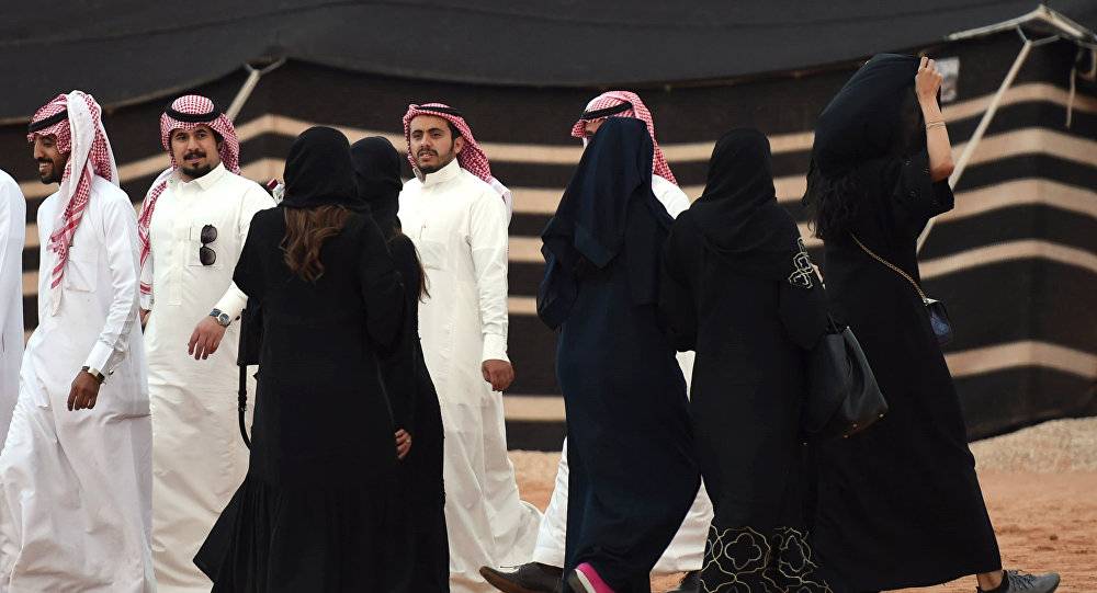 شاهد ما فعلته فتاة سعودية بعدما خلعت العباءة في شوارع الرياض