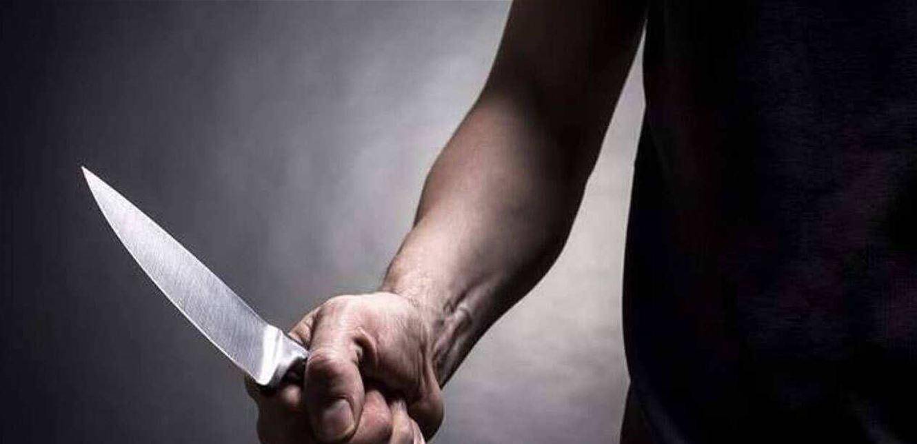 مدعياً انّه جابي كهرباء.. طعن سيدة مسنة أمام منزلها في طرابلس