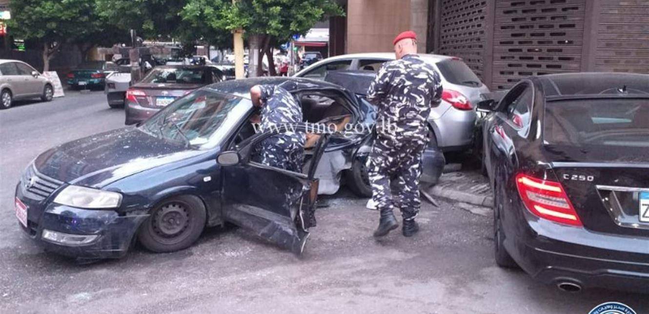 حادث بين 3 سيارات في الحمرا.. وهذه حصيلته! (صور)